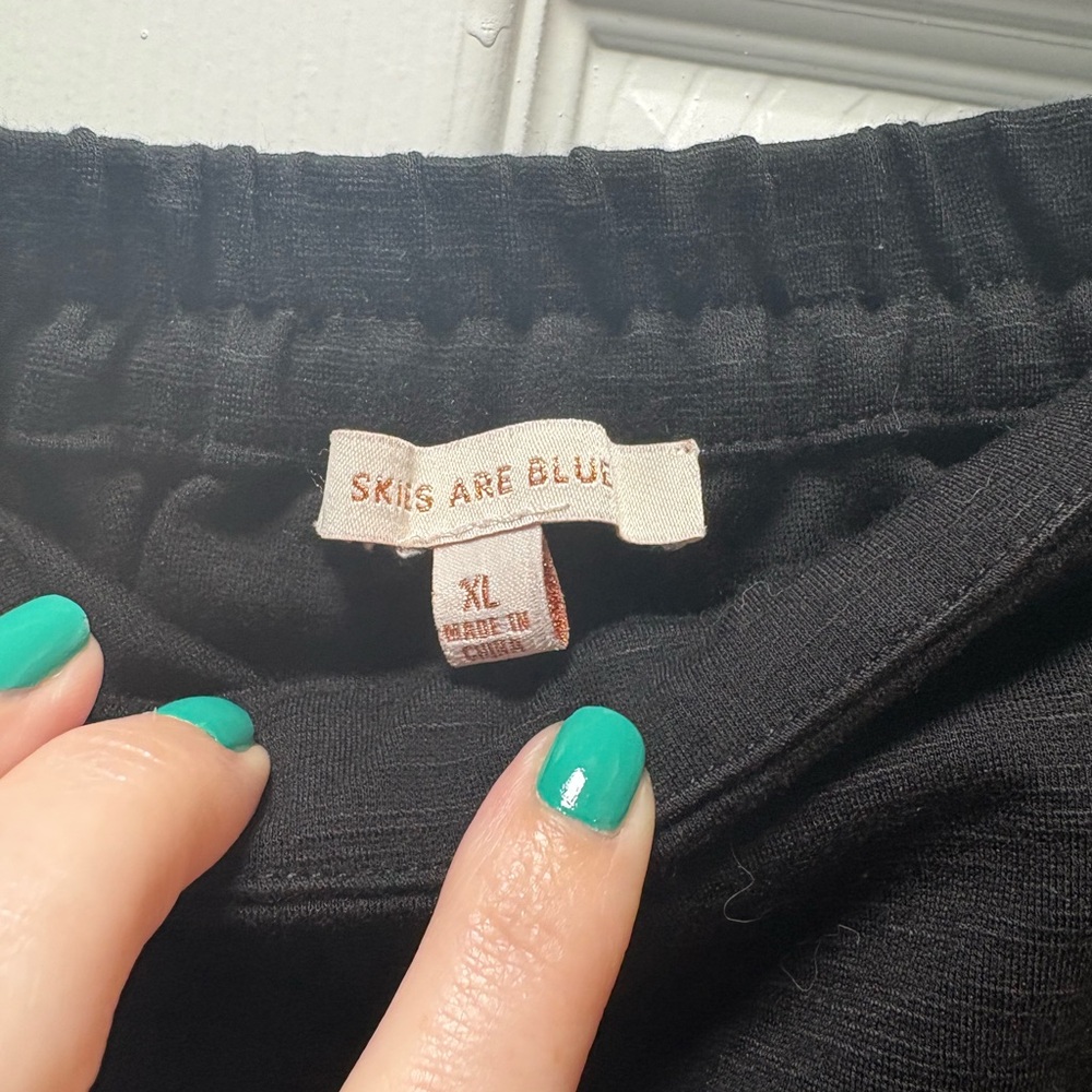 Skies Are Blue Black Scalloped Skirt - Picture 3 of 4